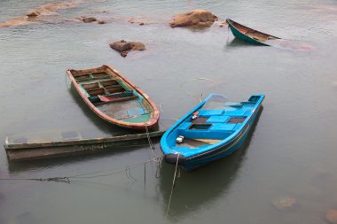 küçük tekne yarı batık. Cheung chau. Hong kong.