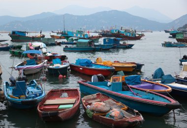 akşam geç. balıkçılık ve cheung chau Harbour house tekneler. Hong kong.