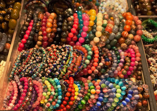 Assortment of colourful bracelets on Cat Street Market stand. Hong Kong — Stock Photo, Image