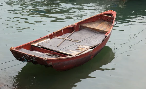 Um velho bote atracado. Cheung Chau. Hong Kong . — Fotografia de Stock