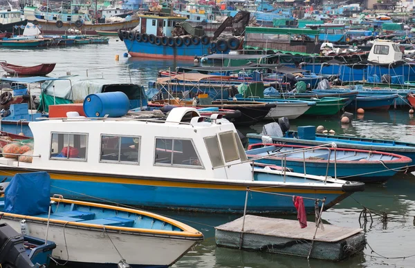 Pesca y barcos casa en el puerto de Cheung Chau. Hong Kong . — Foto de Stock