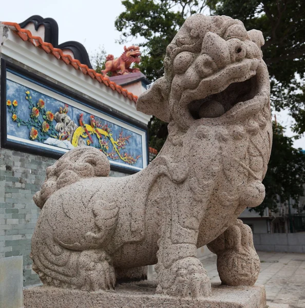 Lejon framför ingången till pak tai tempel. Cheung chau. Hong kong. — Stockfoto