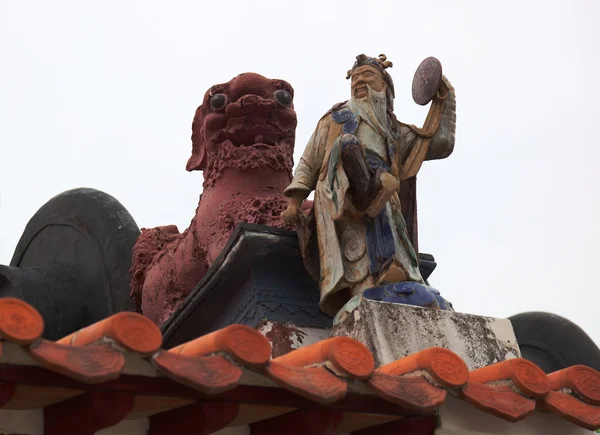 Dettaglio tetto del tempio Pak Tai. Cheung Chau. Hong Kong . — Foto Stock