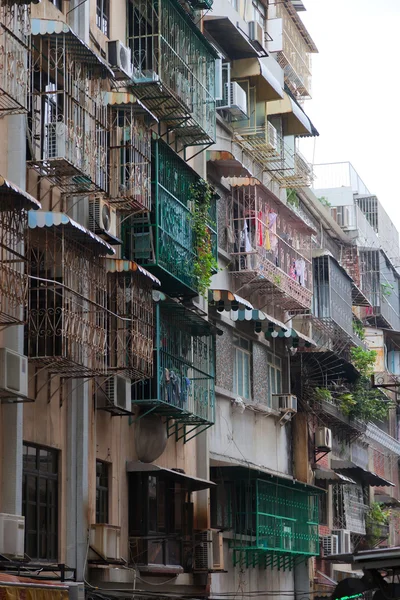 Típicos bloques de apartamentos de estilo antiguo en Macao. China. . —  Fotos de Stock
