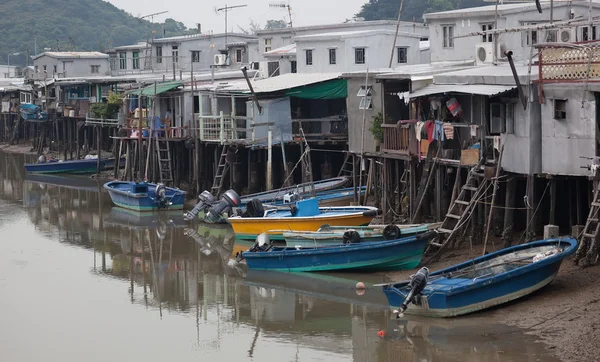 Casas de estaño y pequeños barcos de Tai O pueblo de pescadores. Hong Kong . — Foto de Stock