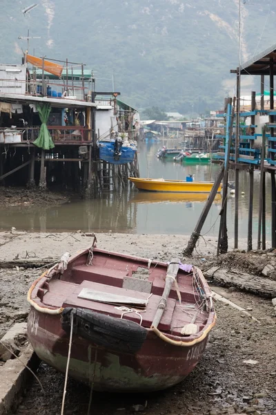 Casas de estaño y pequeños barcos de Tai O pueblo de pescadores. Hong Kong . —  Fotos de Stock
