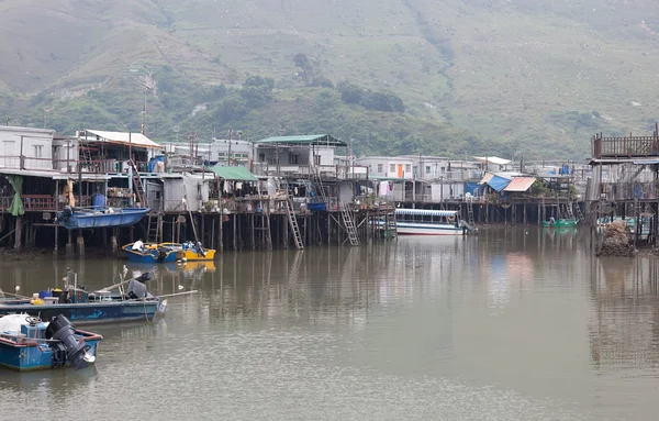Casas de estaño y pequeños barcos de Tai O pueblo de pescadores. Hong Kong . —  Fotos de Stock