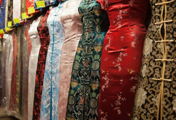 Chinese style dresses. Temple street market. Hong Kong. — Stock Photo, Image