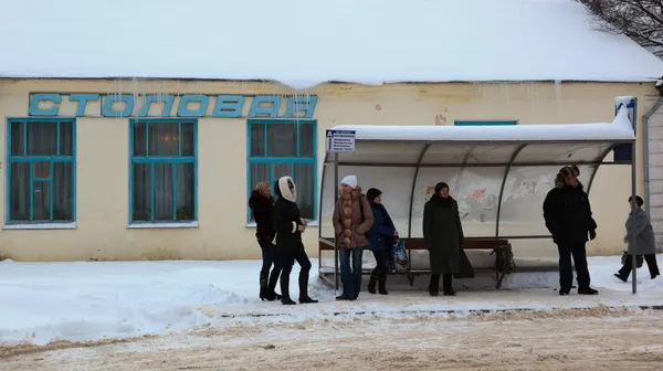 Várakozás-re egy busz, a busz megállójától. Gagarin (korábbi Gzhatsk) — Stock Fotó