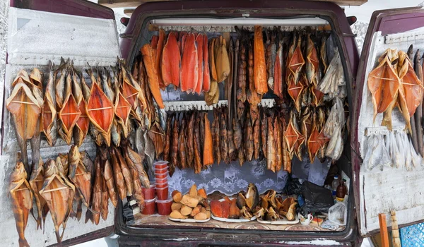 Smocked fish for sale from back of a van. Smolensk highway. Russ — Stock Photo, Image