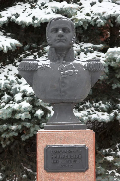 Busto (escultura) do coronel Neverovsky. Smolensk. Rússia . — Fotografia de Stock