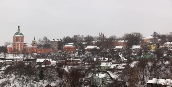 Casas e Igreja. Inverno. Smolensk. Rússia . — Fotografia de Stock