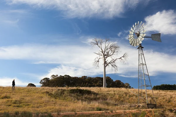 Uma paisagem rural com moinho de vento. Perto de Oberon. Nova Gales do Sul. Austrália . — Fotografia de Stock