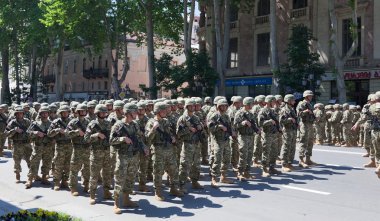 Askerler, askeri geçit töreni için hazırlanıyor. Tiflis. Gürcistan.