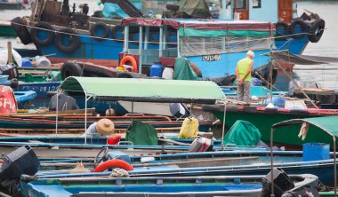 balıkçılık ve cheung chau Harbour house tekneler. Hong kong.