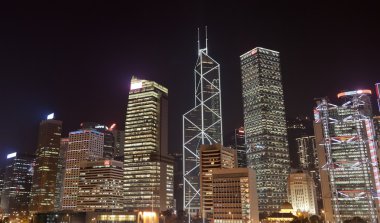 highrise ofis binaları geceleri. Hong kong