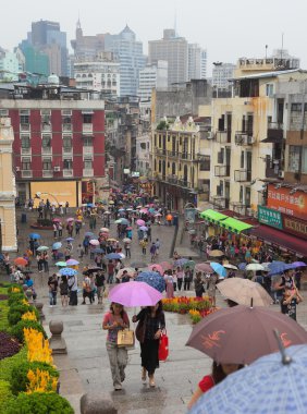 rengarenk şemsiyeler altında. yağmurlu bir gün. Macau. Çin.