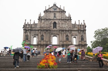 yıkık church of st paul önünde rengarenk şemsiyeler altında. Macau. Çin