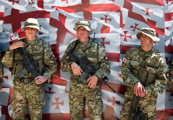 格鲁吉亚国旗前摆甫士的士兵。第比利斯。格鲁吉亚. — 图库照片