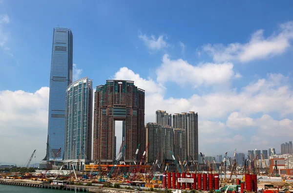 HONG KONG - 01 OCTOBRE 2010 : Site de construction sur un terrain récupéré devant le gratte-ciel le plus élevé - Centre du commerce international, qui est également construit sur un terrain récupéré le 01 octobre 2010 à Hong Kong . — Photo
