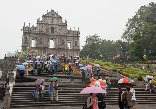 Sob coloridos guarda-chuvas na frente da igreja arruinada de São Paulo. Macau. China — Fotografia de Stock