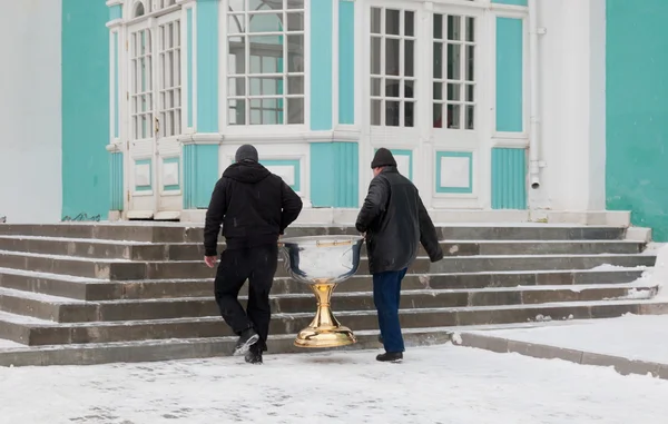 Two men carrying baptistery. Smolenk Russia — Stock Photo, Image