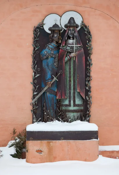 Sculptuur in de buurt van de ingang van Johannes de Doper klooster in Vjazma. Smolensk regio. Rusland. — Stockfoto