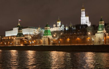 Moskova kremlin ve gece Moskova Nehri. Moskova. Rusya