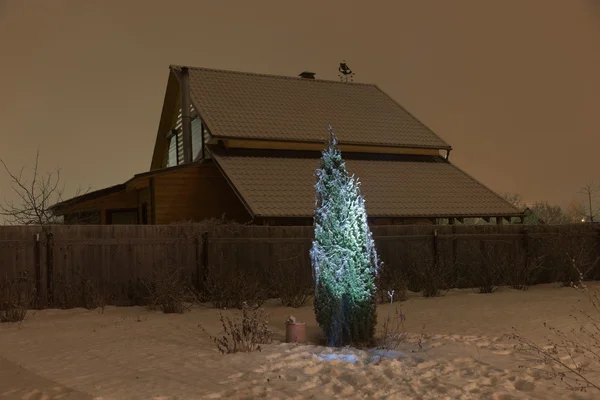 Süslü Noel ağacı yakınındaki kır evi. Moskova bölgesi. Rusya — Stok fotoğraf
