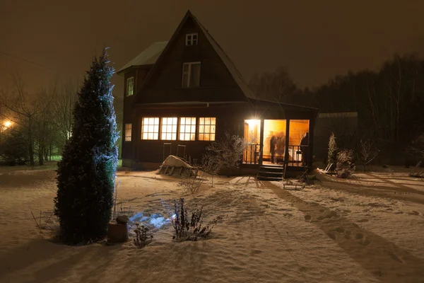 Ryska county house (datja) och dekorerad julgran. Moskvaregionen. Ryssland. — Stockfoto