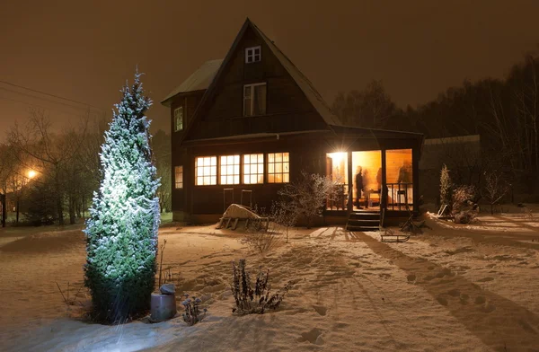 Ryska county house (datja) och dekorerad julgran. Moskvaregionen. Ryssland. — Stockfoto