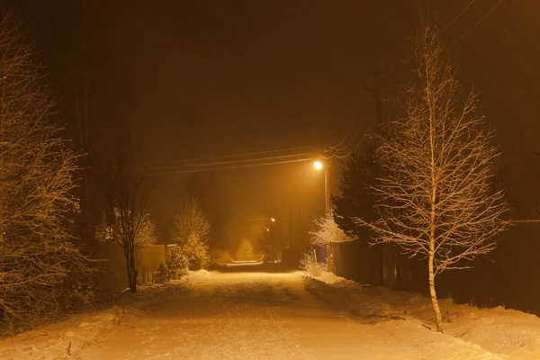 Fuertes nevadas por la noche. Región de Moscú. Rusia . — Foto de Stock