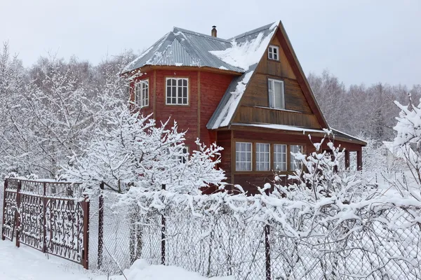 House in countryside (dacha) after heavy snowfall. Moscow region. Russia. — Stock Photo, Image