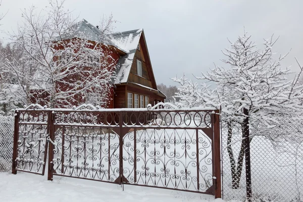 House in countryside (dacha) after heavy snowfall. Moscow region. Russia. — Stock Photo, Image