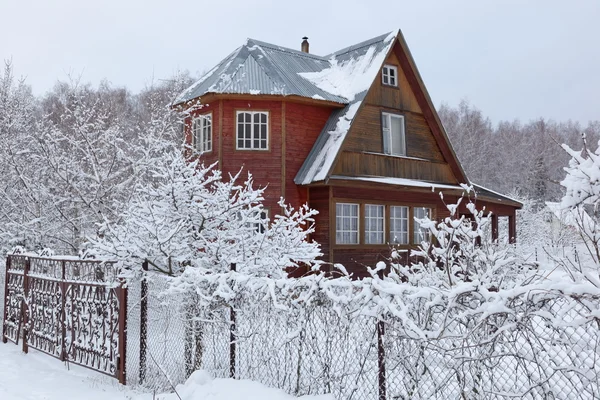 Házak vidéken (dacha) nagy havazás után. Moscow region. Oroszország. Jogdíjmentes Stock Képek