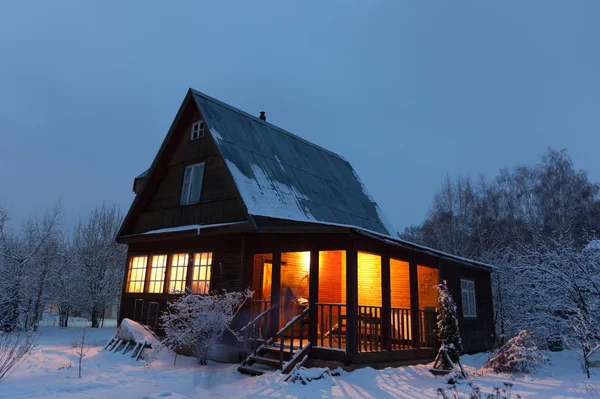 Venkovský dům (Chalupa) v zimě dawn. Moskevská oblast. Rusko. — Stock fotografie