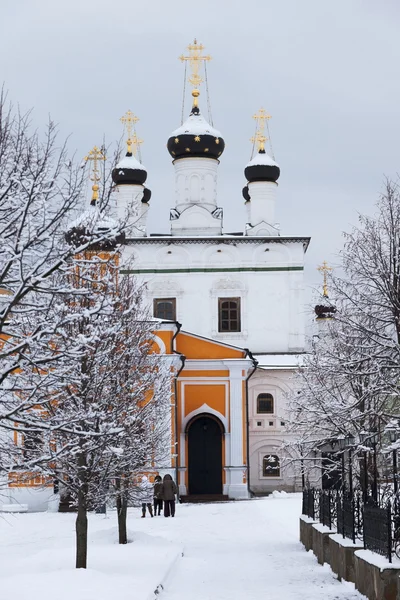 Mosteiro ortodoxo Davidova Pustin e igreja de Assunção da Virgem Maria no inverno. Chekhov. Região de Moscovo. Rússia . — Fotografia de Stock