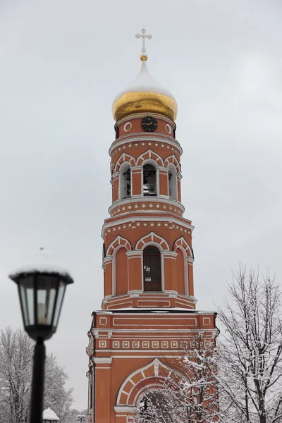 Torre de sino no mosteiro ortodoxo Davidova Pustin no inverno. Chekhov. Região de Moscovo. Rússia . — Fotografia de Stock