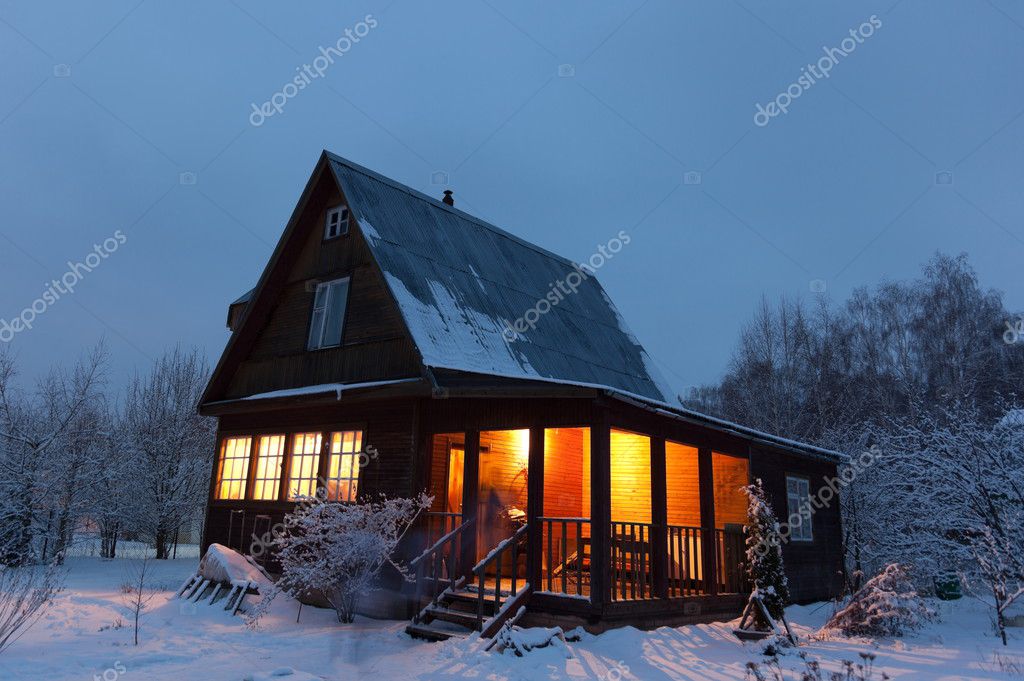 田舎の邸宅 (ダーチャ) 冬の夜明け。モスクワ地域。ロシア. — ストック編集用写真©itpow#12411548