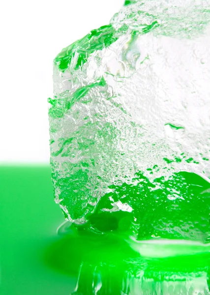 Cubo de gelo em xarope de hortelã — Fotografia de Stock