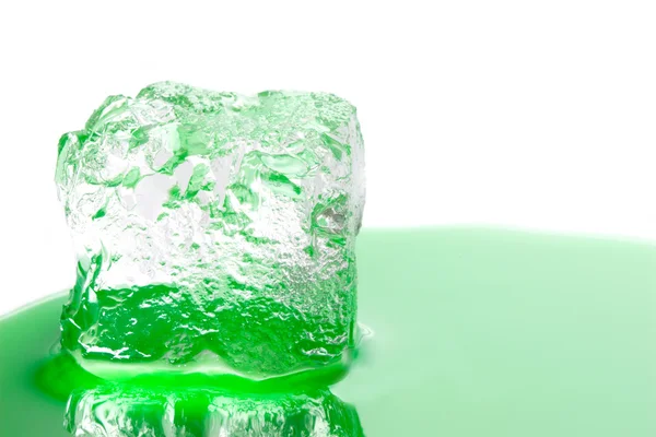 Cubo de gelo em xarope de hortelã — Fotografia de Stock