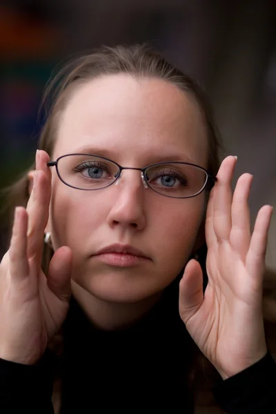 Ung kvinna i glasögon — Stockfoto
