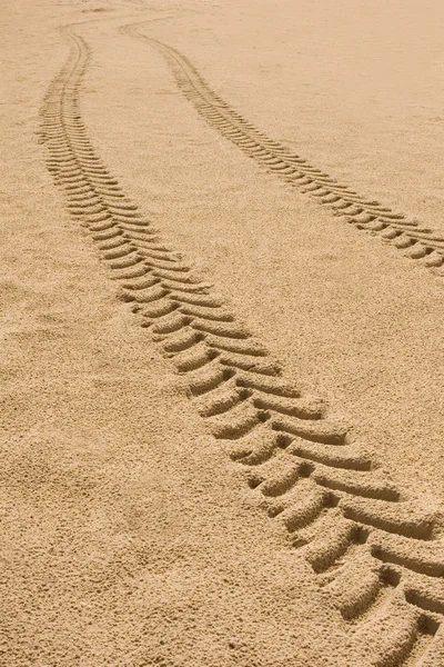 Däckspår i sand — Stockfoto
