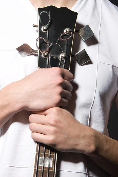 विंटेज बास गिटार के साथ संगीतकार — स्टॉक फ़ोटो, इमेज