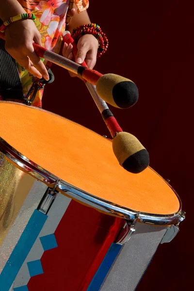 Suonare un tamburo — Foto Stock