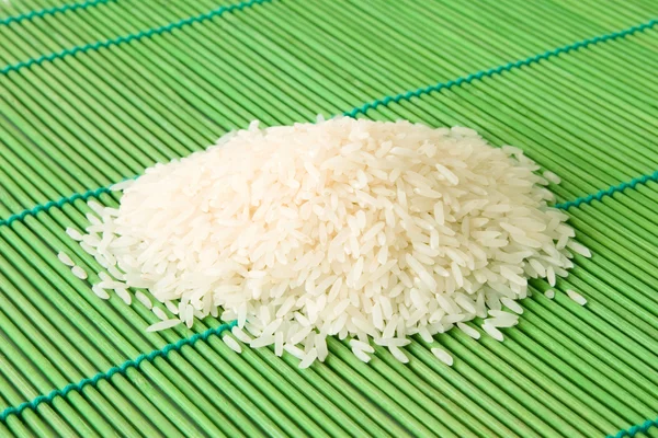 Рис на бамбуковом коврике — стоковое фото