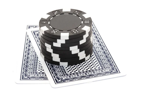 Poker chips en speelkaarten. — Stockfoto