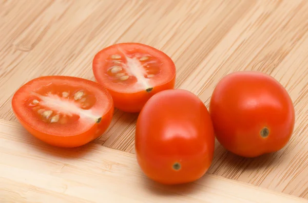 Нарізати помідори — стокове фото