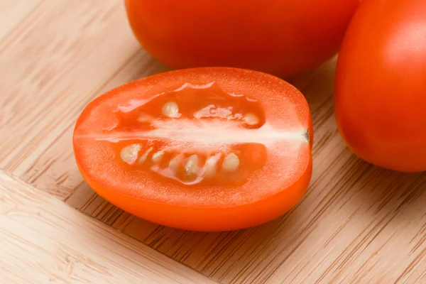 Нарізати помідори — стокове фото