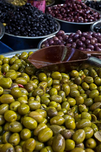 stock image Olives - A mound of green and black olives